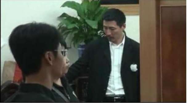 以主人的身份参加前妻李婷的追悼会，安抚爱女