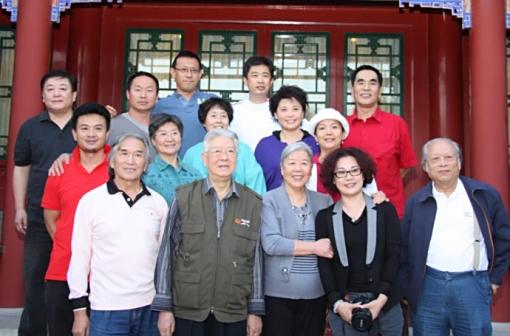 刘斌（3排左1位）中央戏剧学院80班同学合照