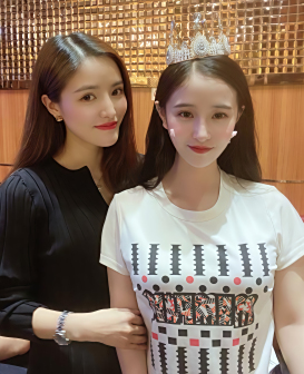 周笑琴，右一